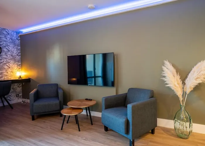 Ac Tourisme - Avec Piscine Et Tennis